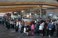 Dette kan bli den nye normen på norske flyplasser når inn- og utreisesystemet, som kalles EES. Det er et av flere tiltak for å skjerpe grensekontrollen inn i EU- og Schengen-land. Prislappen for Norge alene er så langt rundt fire milliarder kroner.