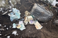 Arbeiderne stanset alt arbeid da de oppdaget de nedgravde pengene og ringte umiddelbart til politiet, som hentet pengesekken.