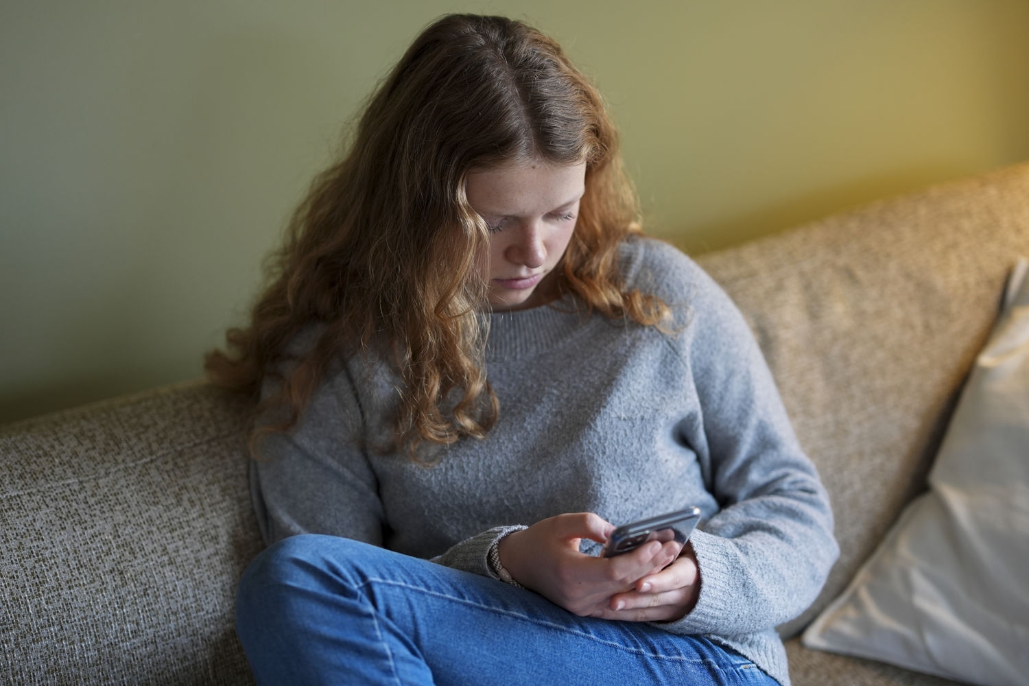 En lege mener skjermbruk er delaktig i et nytt folkehelseproblem og etterlyser tydeligere tiltak fra myndighetene.