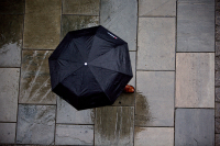 Det er meldt både grått og vått være de fleste steder i landet på valgdagen. Det kan være godt nytt for valgdeltakelsen, ofølge forskere.