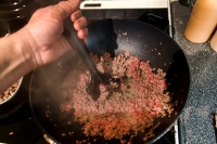Færre storfe slaktes på denne tiden av året. Da må andelen fryst kjøttdeig opp, noe som kan føre til brunere farge.