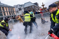 Det ble bråk da SIAN-leder Lars Thorsen satte fyr på Koranen i Kristiansand lørdag.