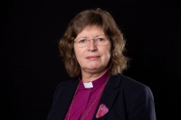 Møre-biskop Ingeborg Midttømme har besluttet at to av prestene ikke lenger skal ha tjeneste i menigheten i Spjelkavik.