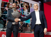 Trond Giske takkes av under landsmøtet til Arbeiderpartiet i Folkets Hus i Oslo i 2019.