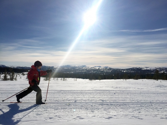 Langfredag målte gradestokken over 20 grader i en rekke fylker. Det fine påskeværet vil holde seg de neste dagene i store deler av landet. Etter helgen får også Nord-Norge et litt forsinket påskevær.