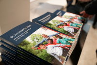 Barne- og familieminister Kjersti Toppe (Sp) mottok tirsdag rapporten og anbefalingene fra ekspertgruppa om barn i fattige familier.