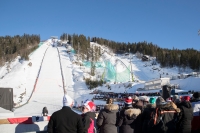 Vikersundbakken er i øyeblikket fjernet fra FIS' terminliste for kommende sesong, men det norske hoppmiljøet jobber hardt for å få bakken godkjent på overtid.