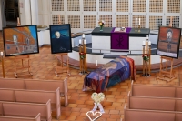 Båren til Pål Enger før begravelsesseremonien i Vålerenga kirke i Oslo.