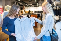 De som jobber i butikk ligger under snittet både for lønnsvekst og for gjennomsnittlig månedslønn. De fikk en økning på 2,8 prosent mellom september 2017 og september 2018 og tjener 31.600 kroner i måneden.
