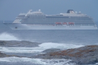 En av de to losene som var om bord i Viking Sky, reagerer på spekulasjonene som kommer rundt motorhavariet til Viking Sky. Her er cruiseskipet fotografert søndag på vei mot Molde.