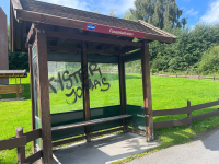 Tagging med teksten «Tyster Jonas» er gjort på flere offentlige steder i Hønefoss, skriver NRK. Kanalen har bilder fra åtte steder hvor det har blitt tagget.