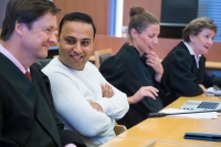 Hovedtiltalte i Lime-saken, Sajjad Hussain, anket dommen på ni års fengsel. Til venstre for ham i Oslo tingrett sitter hans forsvarer John Christian Elden. Tirsdag starter ankebehandlingen i Borgarting lagmannsrett.