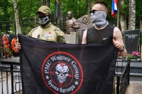 Nesten 20.000 leiesoldater døde i kamp for Wagner-gruppen under slaget om Bakhmut. Her er to Wagner-soldater avbildet mens de feirer bursdagen til grunnlegger Jevgenij Prigozjin 1. juni.