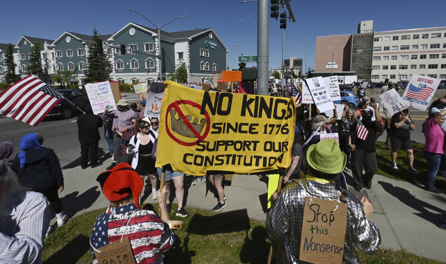 «Ingen konger siden 1776 – støtt vår grunnlov» står det på denne plakaten i Anchorage i Alaska.