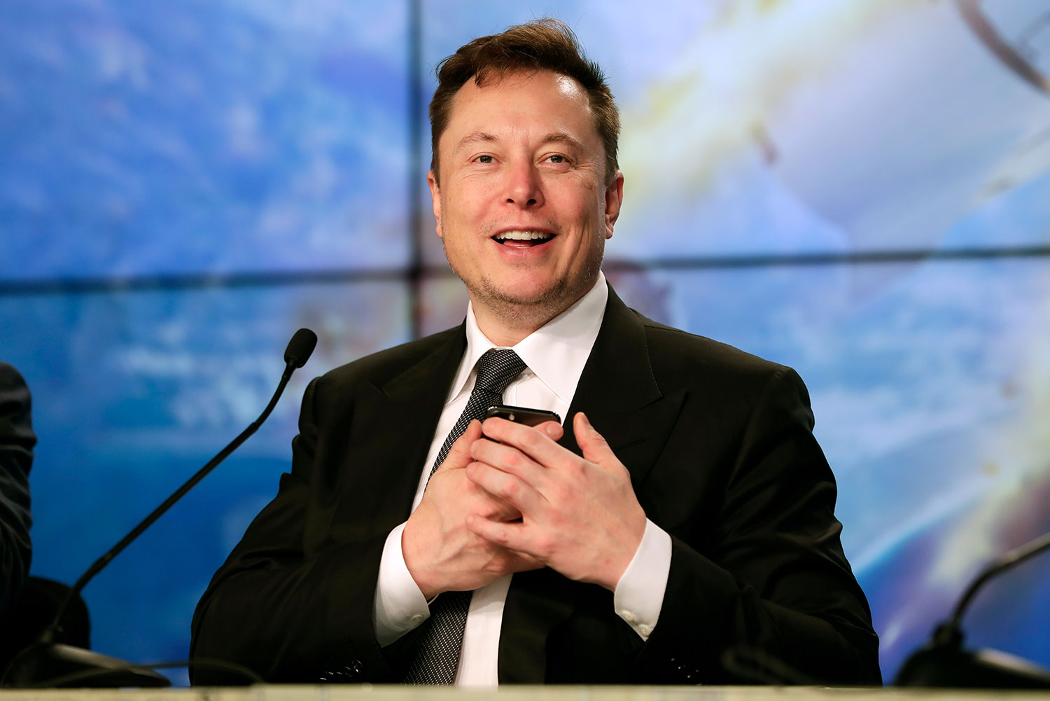 Elon Musk ønsker å kjøpe alle aksjene i Twitter. For halvannen uke siden kjøpte han rundt en tidel av selskapet.