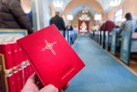 En gruppe som har vurdert salmesang i norske kirker konkluderer med at det er greit, så lenge man holder folk på god avstand.