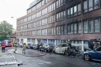 Flere biler ble trolig påtent i Sørligata på Grønland fredag morgen. Brannen spredde seg til en bygning på stedet.
