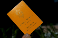 Et slikt pass godtas ikke i flere land og politiet sier nå at folk ikke lenger kan regne med å få slike pass om de ikke har søkt om nytt pass.