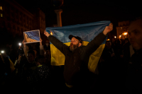 Jublende ukrainere feirer frigjøringen av Kherson i sentrum av Kyiv.