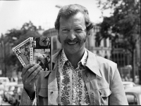 Forfatteren Kjell Hallbing, kjent for bøkene om Morgan Kane, her i 1973 med to av sine bøker som han har skrevet under psevdonymet Louis Masterson.