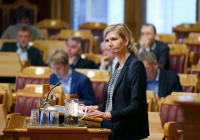 Ap-politiker Marianne Marthinsen har en lang fartstid i politikken. Nå skriver hun en roman om metoo i politikken, en bok som er basert på virkelige hendelser.