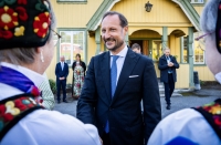Kronprins Haakon er i USA for å markere 200-årsjubileet for utvandringen. Her vil han treffe norskamerikanere i byen Decorah i Iowa, i Minnesota med tvillingbyene Minneapolis og St. Paul og etter hvert New York. Bildet viser kronprins Haakon under et besøk på Gol Husflidslag på fylkesturen i Hallingdal.
