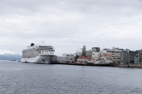 Cruiseskipet Viking Sky ligger i Molde havn.