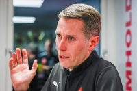 En gråtkvalt styreleder Peter Gitmark forteller pressen at håndballklubben Vipers har spilt sin siste kamp.