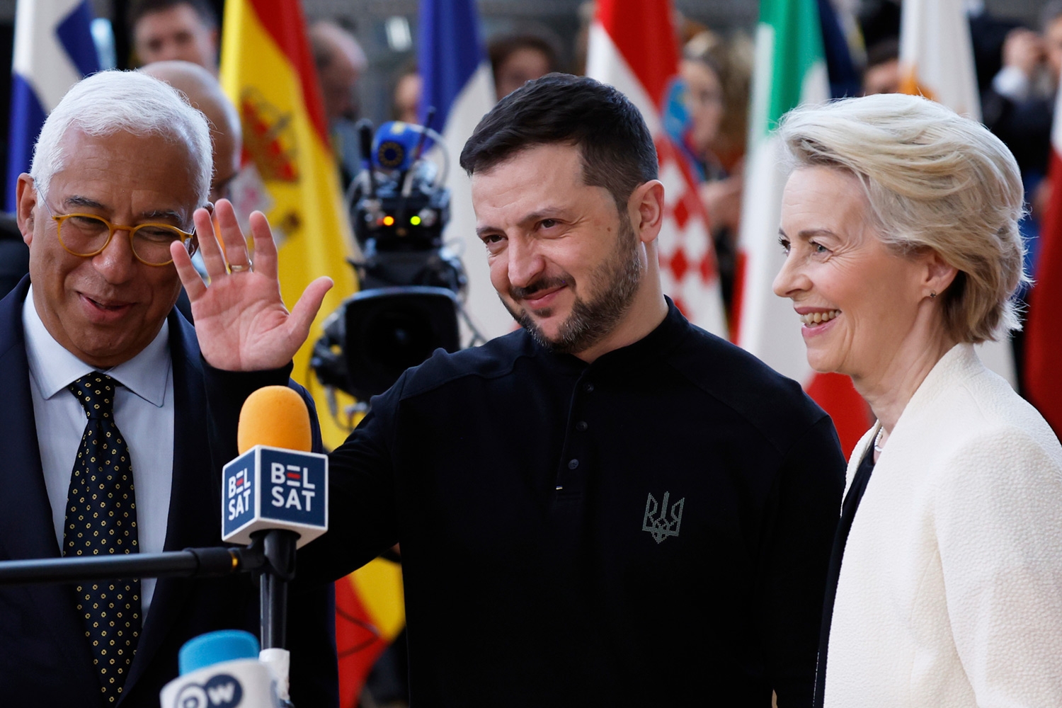 Ukrainas president Volodymyr Zelenskyj (i midten) flankert av EU-president Antonio Costa og EU-kommisjonens leder Ursula von der Leyen på torsdagens EU-toppmøte i Brussel. 