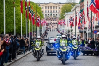 Kongeparet og kronprinsparet overrasket alle da de kjørte gjennom Oslos gater i åpne biler. De ikoniske A1 og A5-bilene ble brukt til bilkortesjen, som svingte innom flere eldresentre, samt Ullevål sykehus.