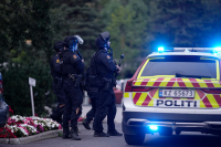 Bevæpnet politi rykket ut etter at det kom meldinger om skyting på Skøyenåsen T-banestasjon øst i Oslo søndag kveld.