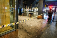 En person døde etter at han ble funnet med stikkskader i Storgata i Oslo lørdag kveld.