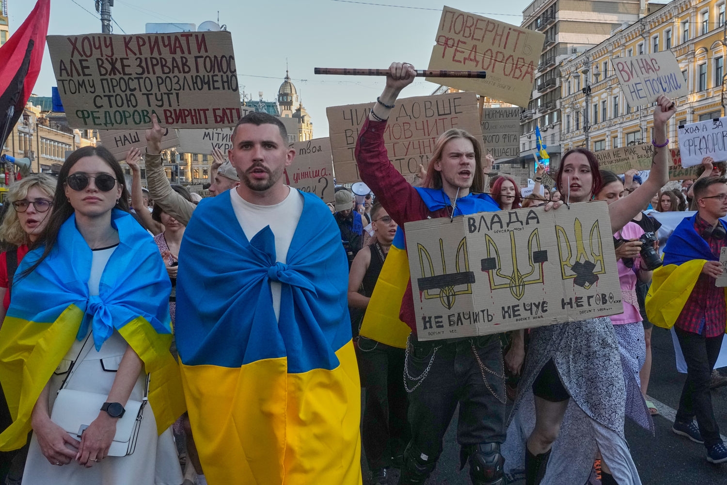 Ukrainske aktivister i gatene i Kyiv fredag. De krever at forsvarsministeren som nylig fikk sparken, får jobben tilbake.