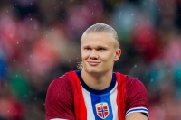 Erling Braut Haaland representeres av Rafaela Pimenta.