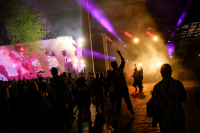 Mennesker er glad i å danse, uten at vi vet helt hvorfor. Men nå vet forskere at bass påvirker oss og øker lysten til å bevege oss. Her danser folk på en festival i Brasil 5. november.