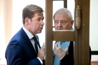 Spionanklagede Frode Berg (t.h.) i samtale med sin russiske forsvarer Ilja Novikov under et tidligere fengslingsmøte. Tirsdag starter rettssaken mot den tidligere norske grenseinspektøren.