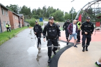 En 15 år gammel gutt ble knivstukket på Holmlia mandag kveld, og politiet satte i gang leting etter gjerningspersonen.