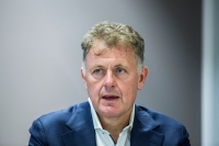 Sjefredaktør Gunnar Stavrum i Nettavisen stengte fredag kommentarfeltene med umiddelbar virkning ettersom mye av den tiltenkte debatten i feltene ikke når opp i støyen av krangling og karakteristikker.