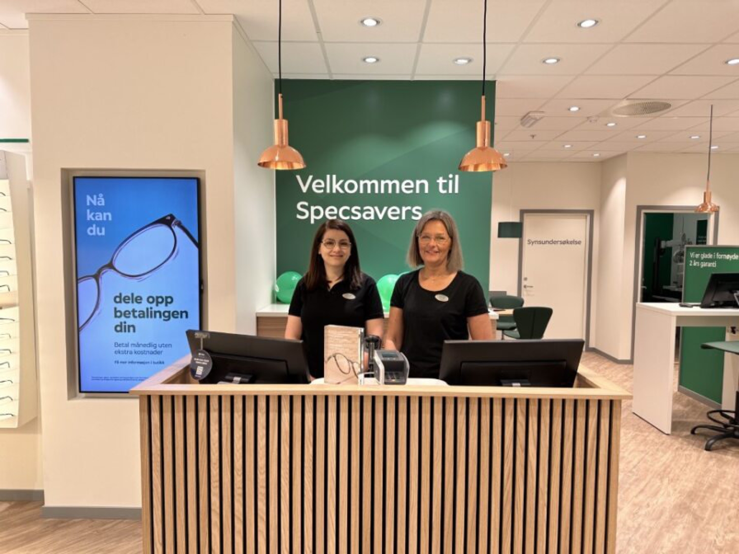 Iman Amy Samra (t.v.) og Mari Ann Norli, eiere av Specsavers Hønefoss