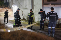 Politiet leter etter gjerningspersonen etter at to menn ble stukket med en spiss gjenstand på Stovner i Oslo.