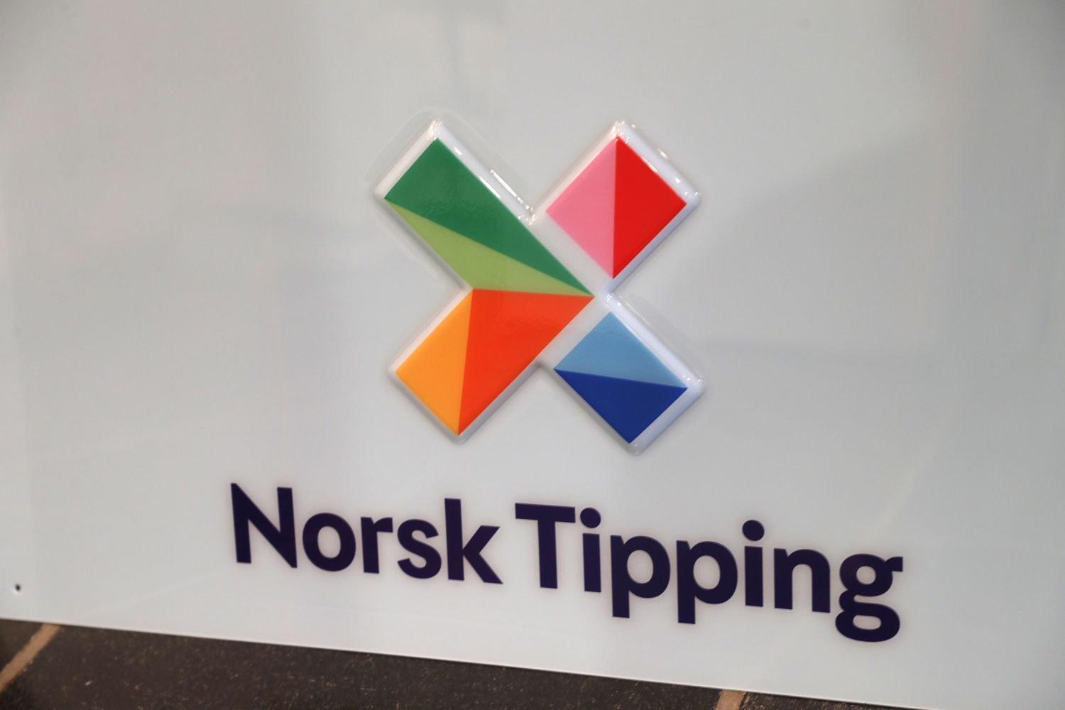 Nær 17.000 personer har gått til søksmål mot Norsk Tipping etter en feil i Eurojackpot og Supertrekningen i Lotto.