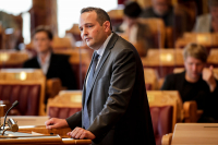 Stortingsrepresentant Gisle Meininger Saudland (Frp) mener at prisene i strømmarkedet er altfor kompliserte. Nå ber han regjeringen ta grep.
