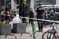 Nødetatene er i Tordenskiolds gate i Oslo sentrum der en person ble skutt mandag ettermiddag.