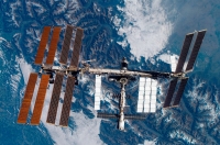 En amerikansk og to russiske astronauter landet natt til torsdag på jorden etter å ha tilbrakt seks måneder ved Den internasjonale romstasjonen (ISS).