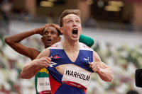 Karsten Warholm river i stykker trøya i glede over OL-gull og verdensrekord på 400 meter hekk.