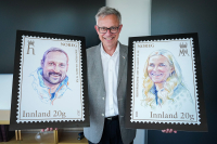 Frimerkedirektør Halvor Fasting viser fram de nye frimerkene av kronprins Haakon og kronprinsesse Mette-Marit i forbindelse med 50-årsdagene deres.