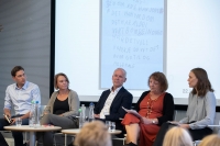 Fra venstre: Daglig leder Jørgen Frydnes på Utøya (f.v.), professor Trine Anker ved MF vitenskapelige høyskole, kunnskaps- og integreringsminister Jan Tore Sanner (H), leder Lisbeth Røyneland i Den nasjonale støttegruppen og AUF-leder Ina Libak.