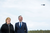 Statsminister Erna Solberg (H) og forsvarsminister Frank Bakke-Jensen (H) besøkte droneprodusenten Flir ved Hønefoss i 2019. Da fikk de demonstrert Black Hornet-dronen.