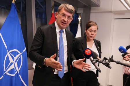 Danmarks forsvarsminister Troels Lund Poulsen og Grønlands utenriksminister Vivian Motzfeldt i Nato-hovedkvarteret i Brussel mandag.