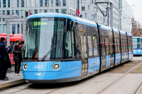 Sporveien i Oslo startet mandag å prøvekjøre de nye SL18 trikkene i vanlig trafikk med passasjerer.